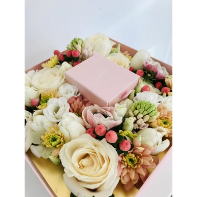 Virágdoboz ajándékcsomag élővirágból