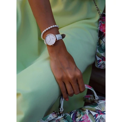 Fehér karóra barokk gyöngysorral